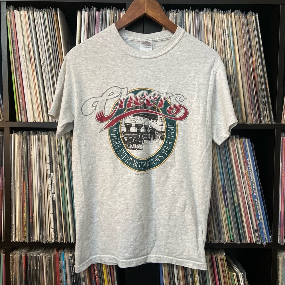 💥HOST PICK💥 🍻 📺 Vintage Cheers TV Show Herald Grey Graphic Tee 📺 🍻 - Picture 1 of 11